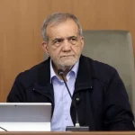 علی مطهری و پزشکیان در نمایشگاه کتاب/ کشیدن لپ یک جوان توسط رئیس جمهور/عکس