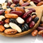 قیمت لوبیا در بازار به نیم میلیون رسیده و هم قیمت گوشت شده است