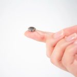 ایمپلنت مغزیِ رقیب نورالینک، وارد فاز آزمایش‌های بالینی شد