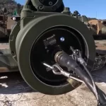 چطور داخل لوله توپ تانک را تمیز می‌کنند؟