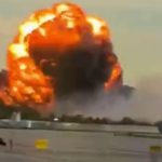 لحظه سقوط و انفجار هواپیمای باری در آمریکا