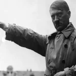 آدولف هیتلر در جوانی و با مدل سبیل متفاوت، سال ۱۲۹۵