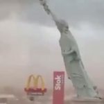 ماکت مجسه آزادی در برزیل بر اثر طوفان سقوط کرد