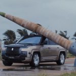 ببینید: شاسی‌بلند لوکس چینی از سقوط درخت غول‌پیکر جان سالم به در برد